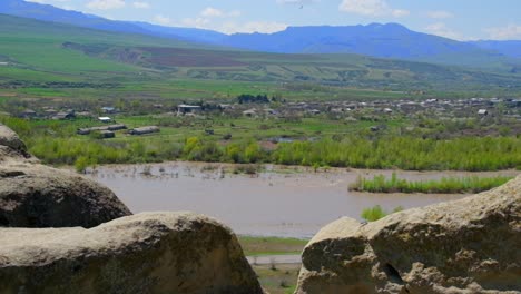 río en georgia, vista desde las montañas. enfoque selectivo. naturaleza.