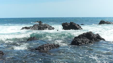 Pequeñas-Olas-Del-Mar-Chapoteando-En-Las-Rocas-En-La-Costa-De-Tenerife