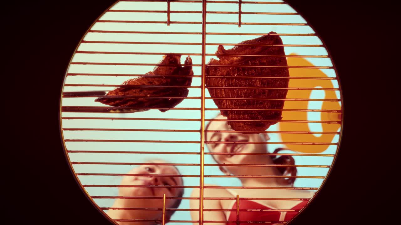 친구들이 야외에서 스테이크를 고 있습니다.