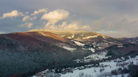 paisaje de pueblo de montaña de invierno