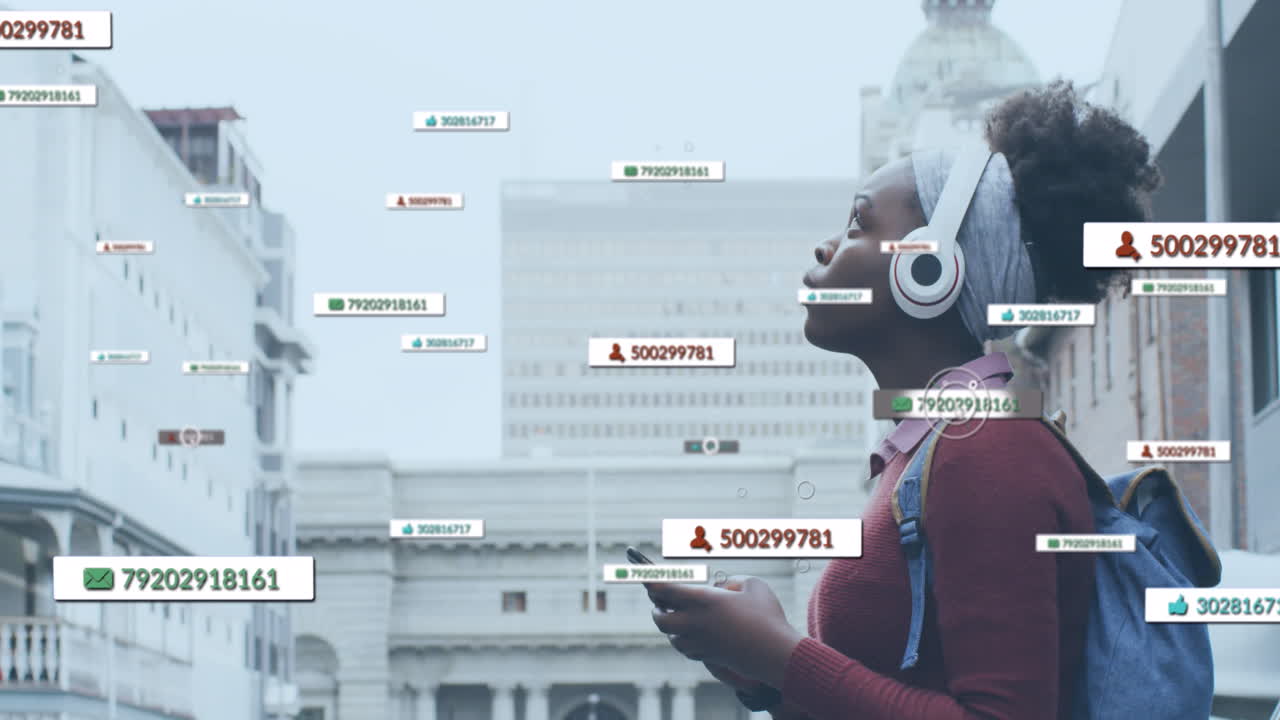 animación de notificaciones de redes sociales y mujer afroamericana en auriculares con teléfono en la ciudad