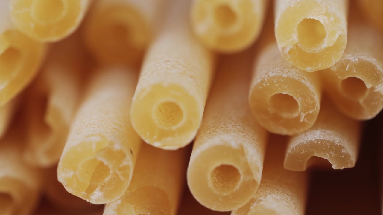 Primo piano macro di maccheroni crudi