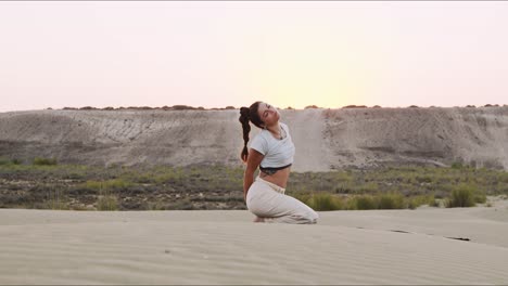 Estiramiento-Y-Rutina-De-Yoga-Por-Un-Instructor-De-Yoga-Morena-En-Una-Colina-De-Arena