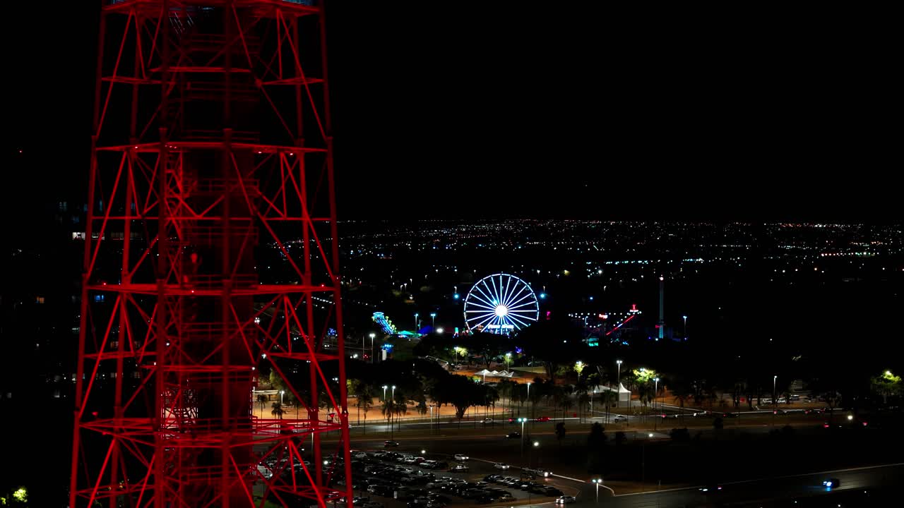 배경에 놀이 공원이 있는 tv 타워