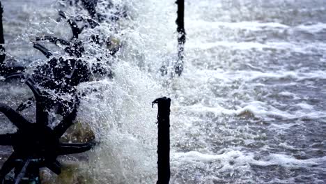 cerrar las ruedas de la turbina del aerador que traen oxígeno al agua en cámara lenta