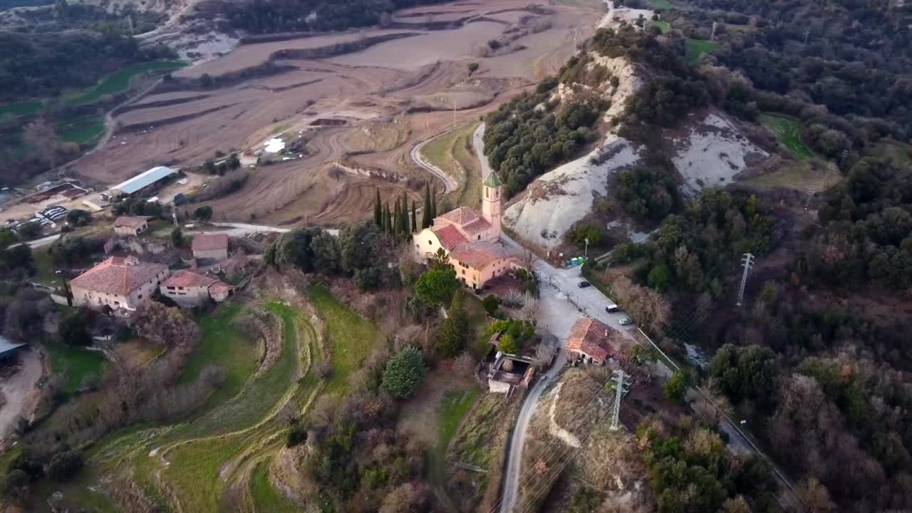 무인 항공기는 농촌 산 마을에서 아름 다운 역사적인 교회를 촬영
