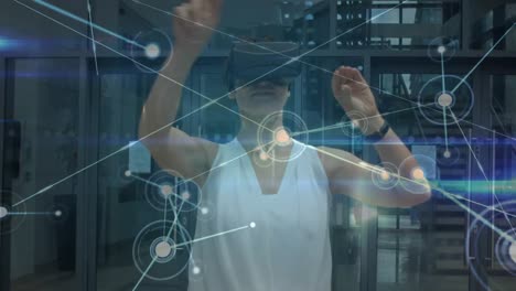 mujer usando un auricular de realidad virtual en una oficina