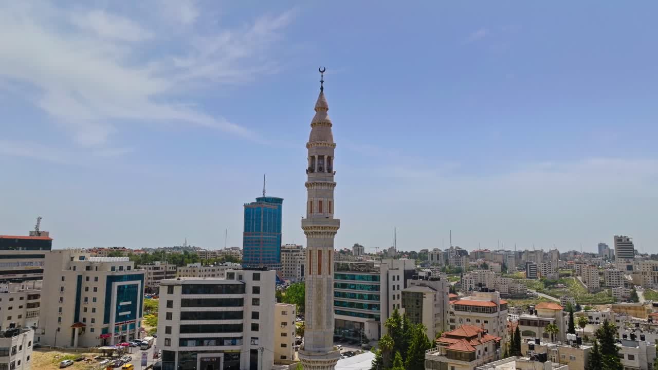 Alto minareto di moschea nella città di Ramallah, nella Cisgiordania centrale, Palestina