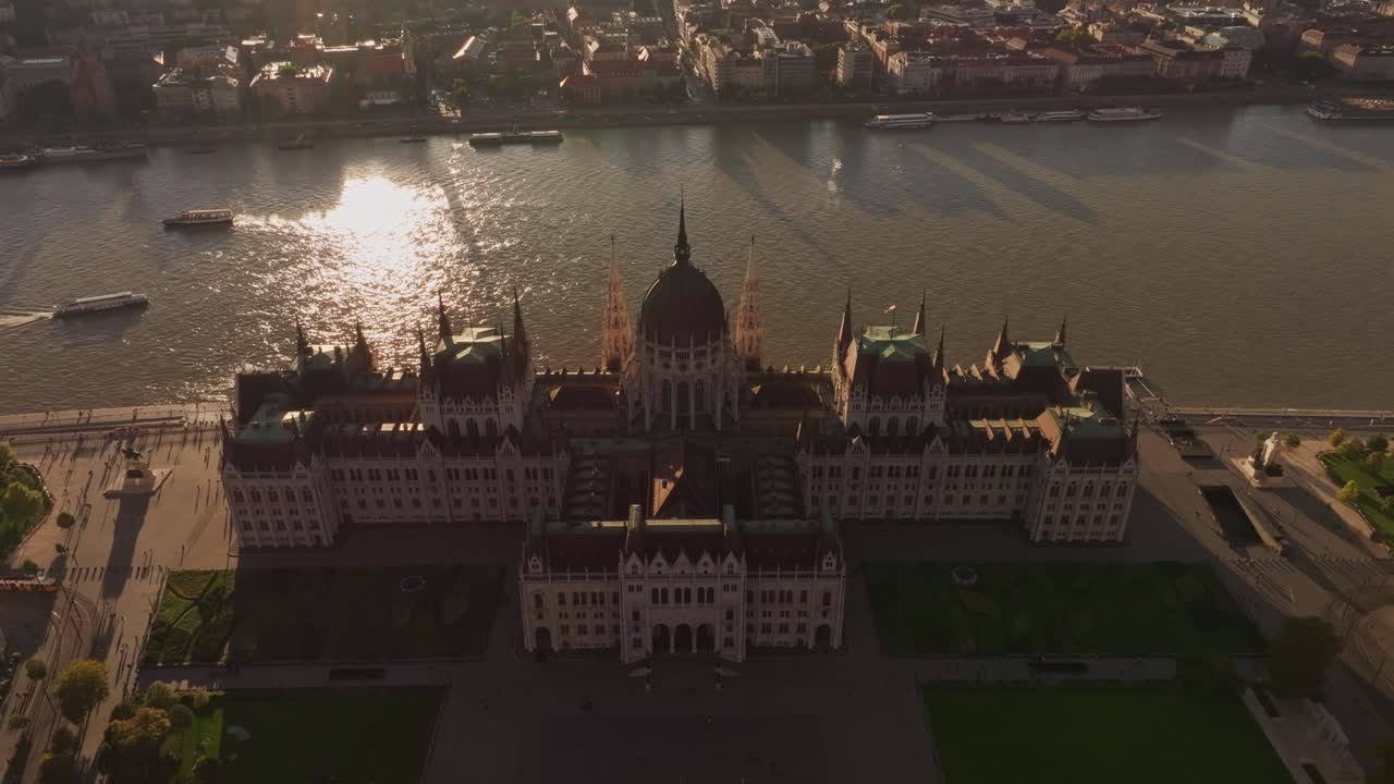 Vista aerea del Palazzo del Parlamento Ungherese e del fiume Danubio al tramonto