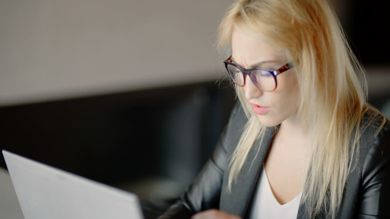 сердитая молодая женщина работает до позднего вечера в офисе 1