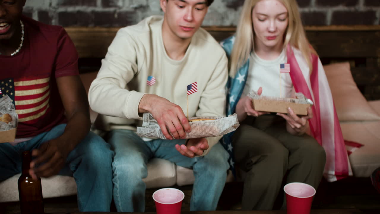 друзья празднуют 4 июля.