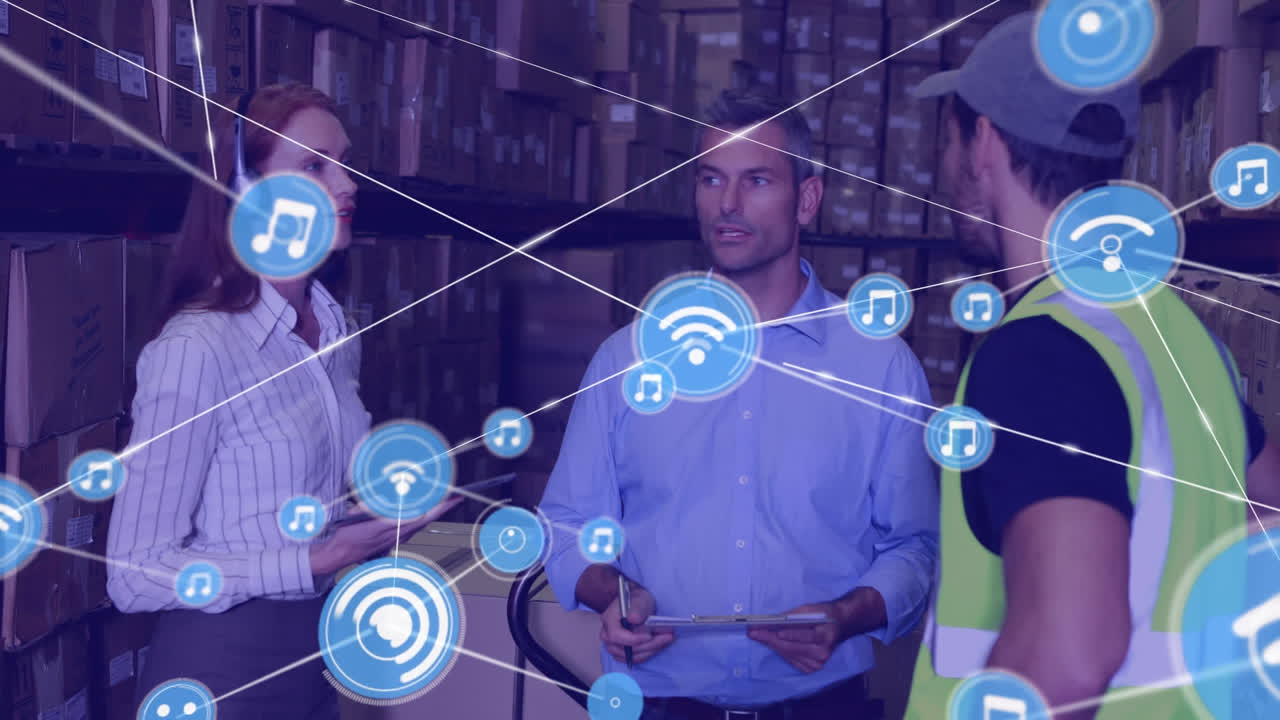 animación de una red de perfiles sobre diversos supervisores y trabajadores que comprueban las existencias en el almacén.