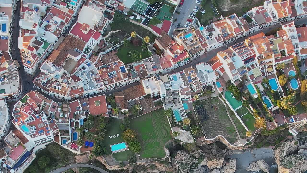 Yksityiskohtainen ilmakuva perinteisistä espanjalaisista katoista
