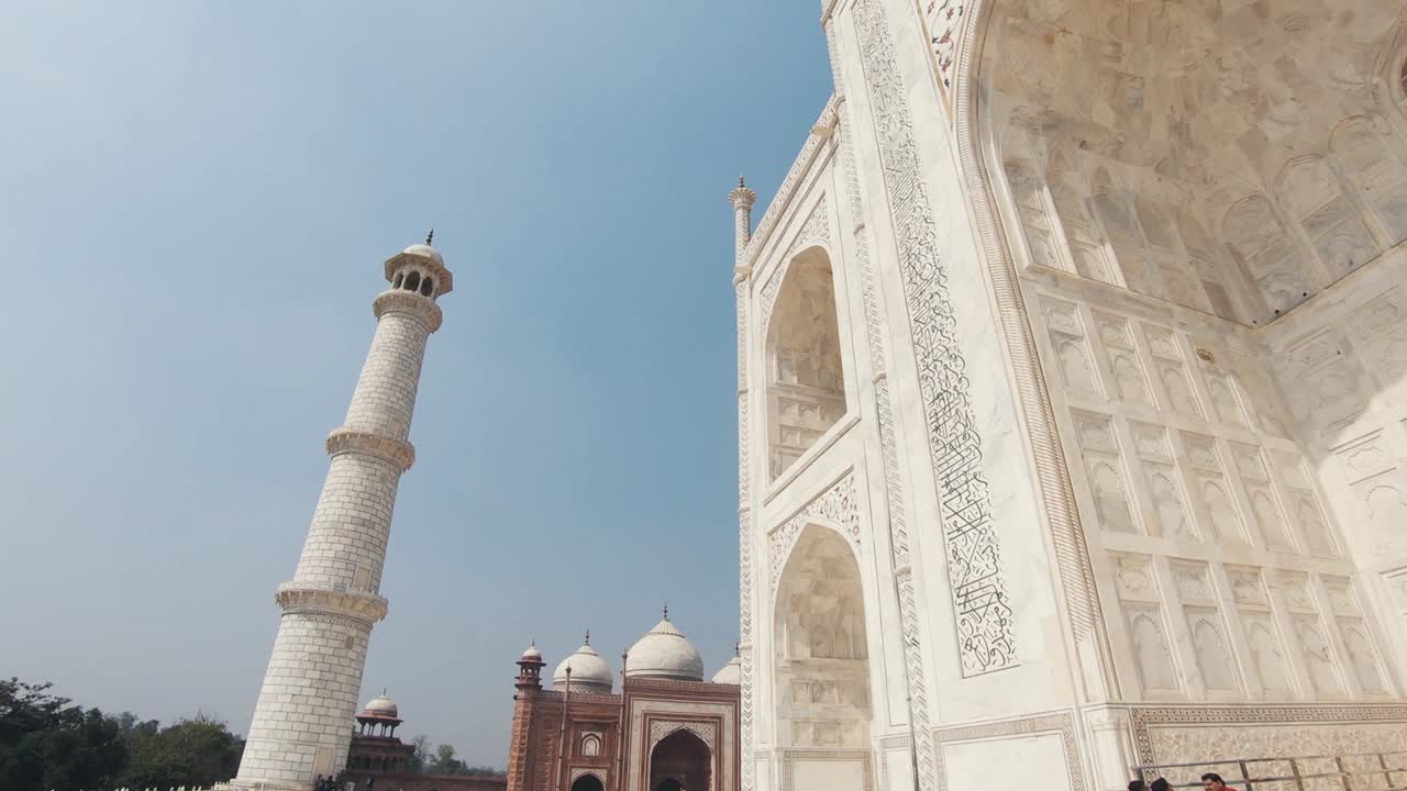 taj mahal, detalles intrincados del mausoleo histórico. se inclina hacia abajo