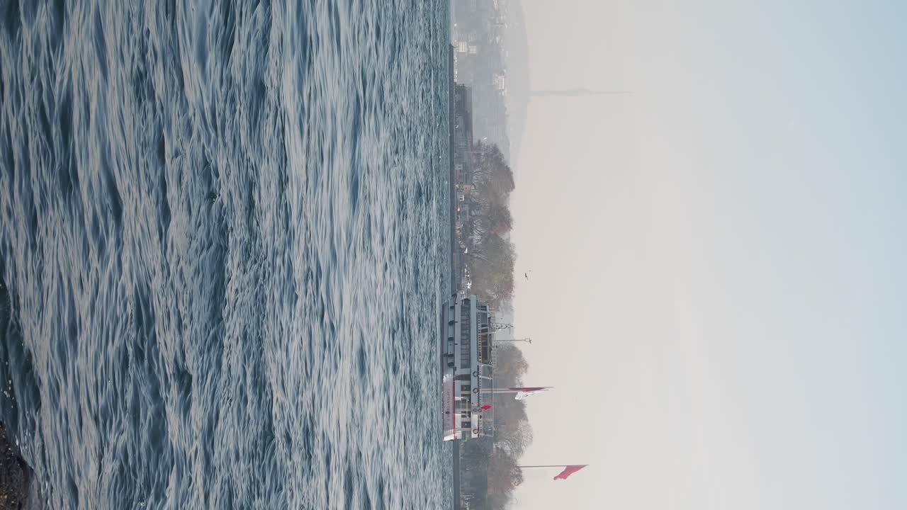 Scena di battello fluviale con skyline della città.