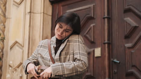 mujer de negocios trabajando al aire libre.