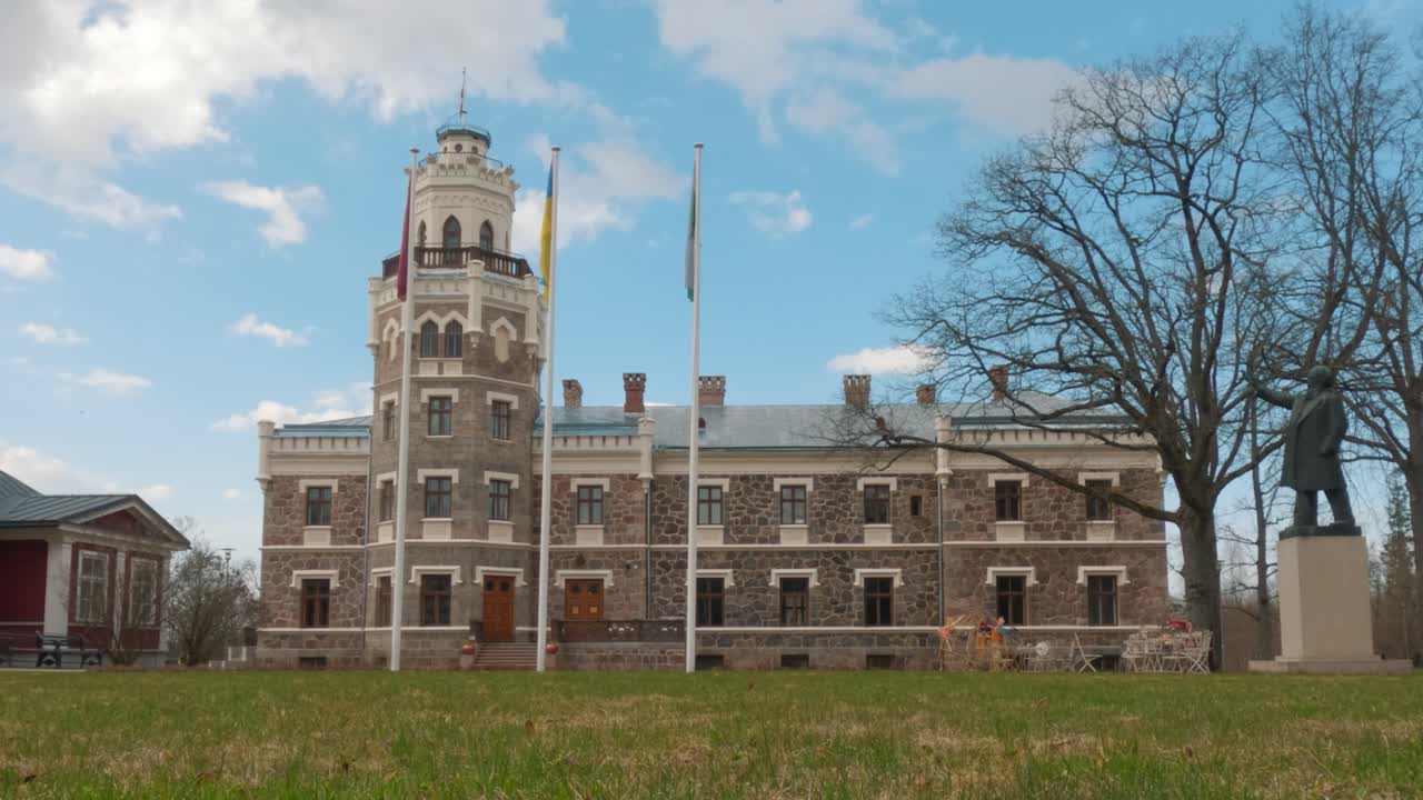 타임  ⁇ 스 시굴다 성 (sigulda castle) 은 라트비아의 시굴다 신 성 (sigulda new castle) 으로도 알려져 있다.