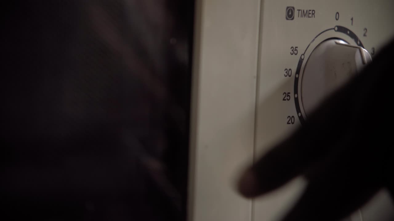 usando el temporizador del horno abriendo la puerta y la taza