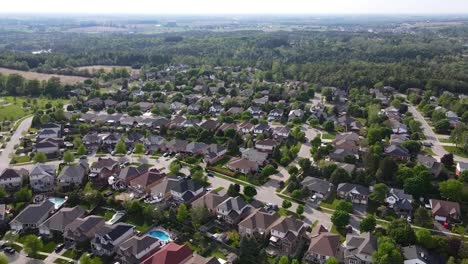 volando sobre casas de guelph en un día soleado