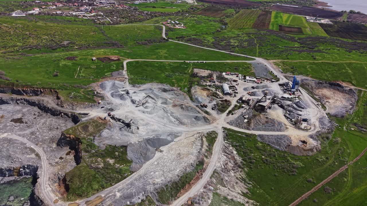 Vista Aerea di un'Ampia Cava a Cielo Aperto con Impianto di Lavorazione Industriale