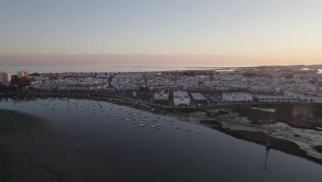 Vista-Aérea-Del-Paisaje-Urbano-De-Isla-Cristina-Disfrutando-Del-Resplandor-Del-Sol-Poniente,-España