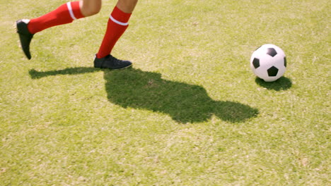 Jugador-De-Fútbol-Regateando-La-Pelota