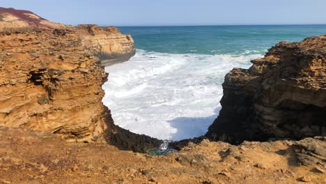 transparentes, rocas con el mar detrás de ellas, bellas imágenes de fondo en cámara lenta