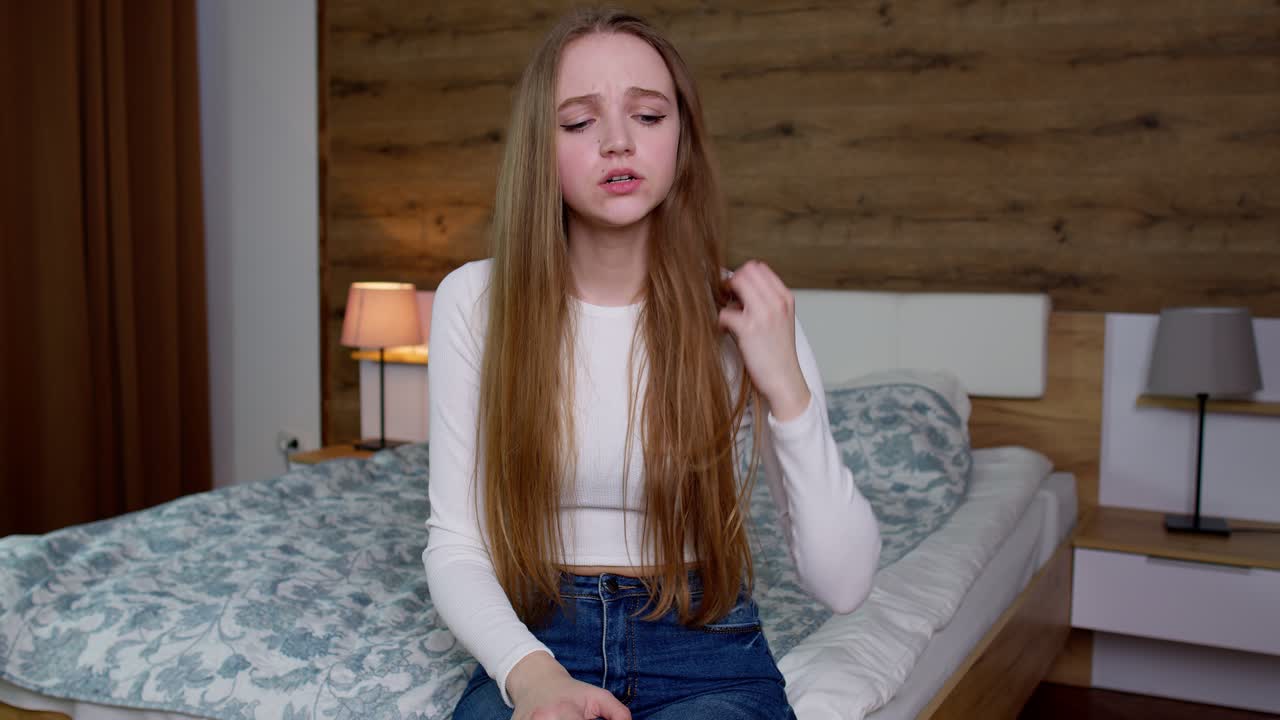 블라우스를 입은 짜증나는 여성이 손을 들고 질문하는 몸짓을 합니다. 왜, 뭐, 분노한 표정입니다.