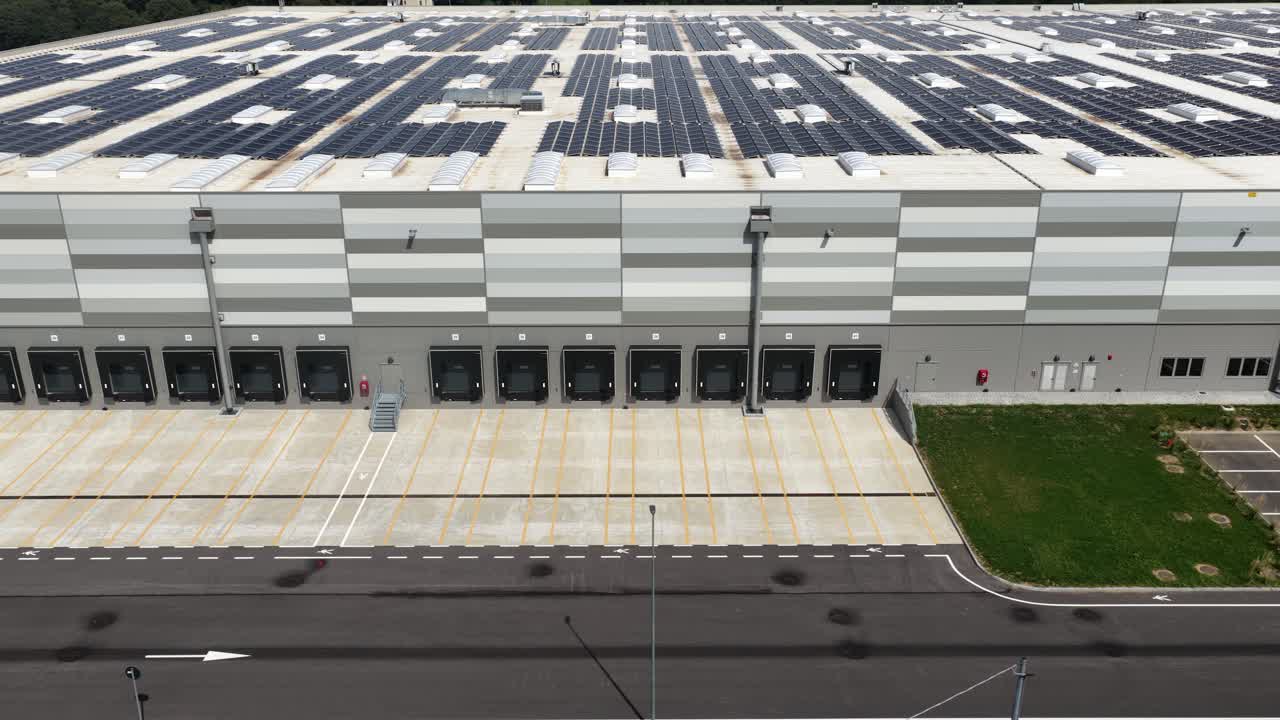 Moderne lastebilslæsserampe ved distributionscenter. Logistikinfrastruktur. Kommerciel forsendelse. Dronevideo i nært perspektiv fra luften.