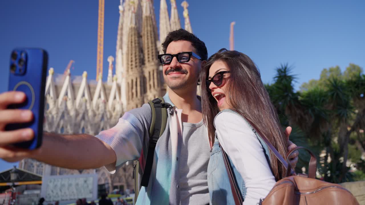 Coppia felice che si scatta un selfie davanti alla Sagrada Familia