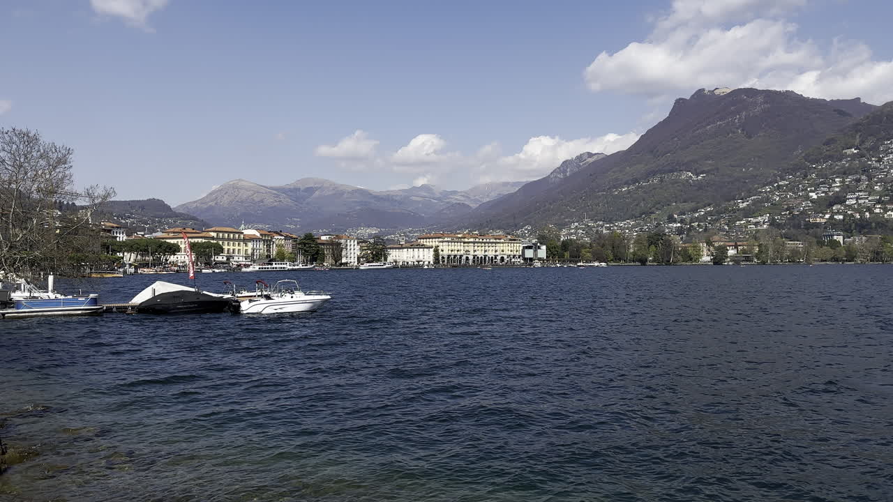 статический вид лугано с берега с пришвартованными лодками