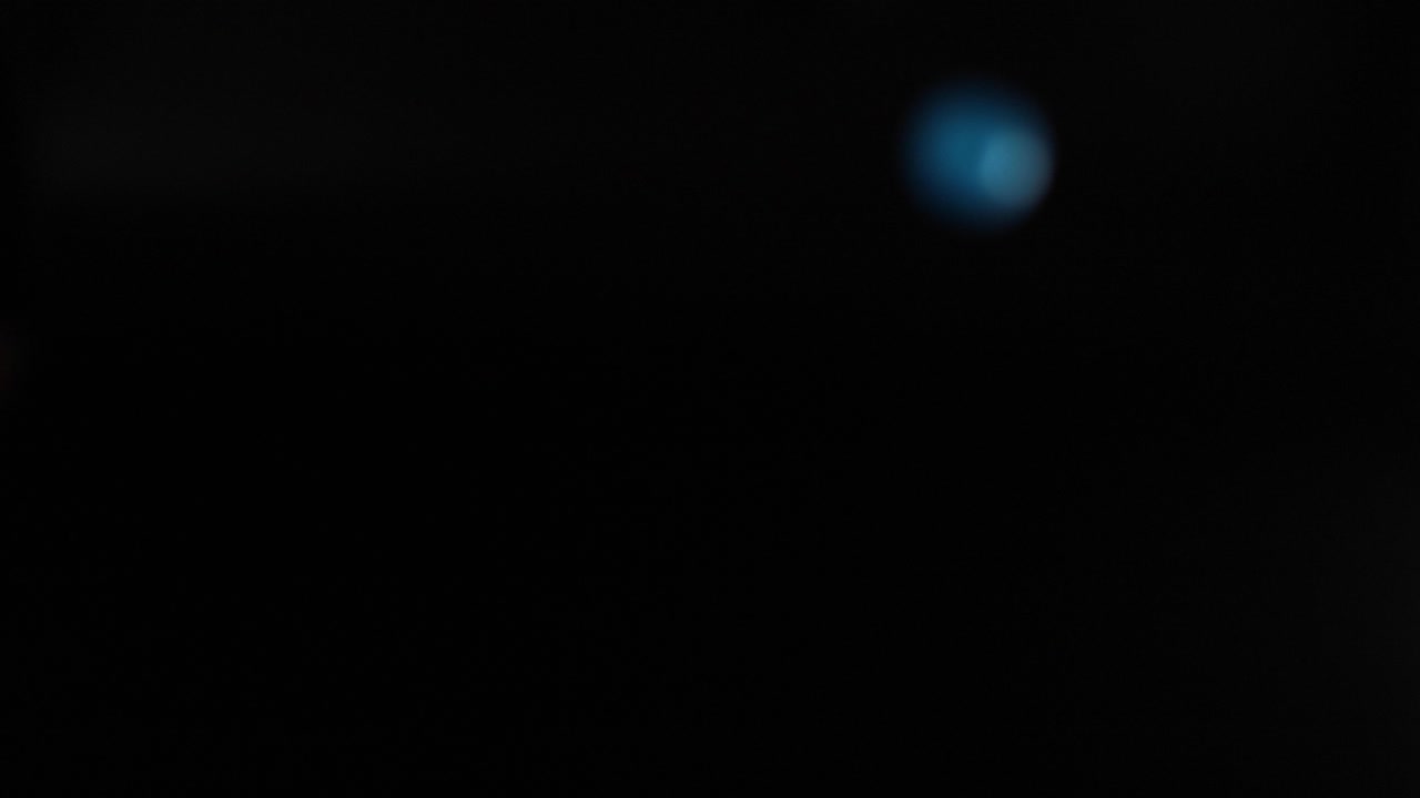 múltiples bolas de colores rebotando en un entorno oscuro