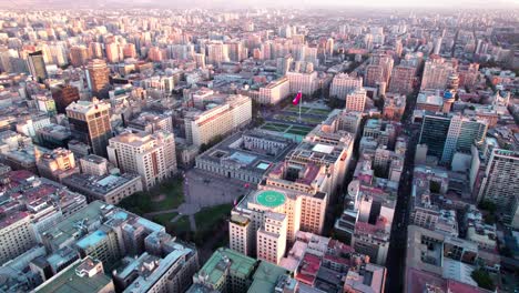 Establecimiento-De-Una-Vista-Aérea-Sobre-Las-Oficinas-Gubernamentales-Del-Barrio-Cívico-Del-Barrio-Cívico-De-Santiago-Y-El-Paisaje-De-La-Ciudad-Capital-De-Chile,-La-Moneda