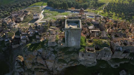 Torre-Alta-De-La-Ciudad-Fantasma-Abandonada-Craco-Construida-Sobre-Las-Rocas-Altas-En-Un-Día-Soleado