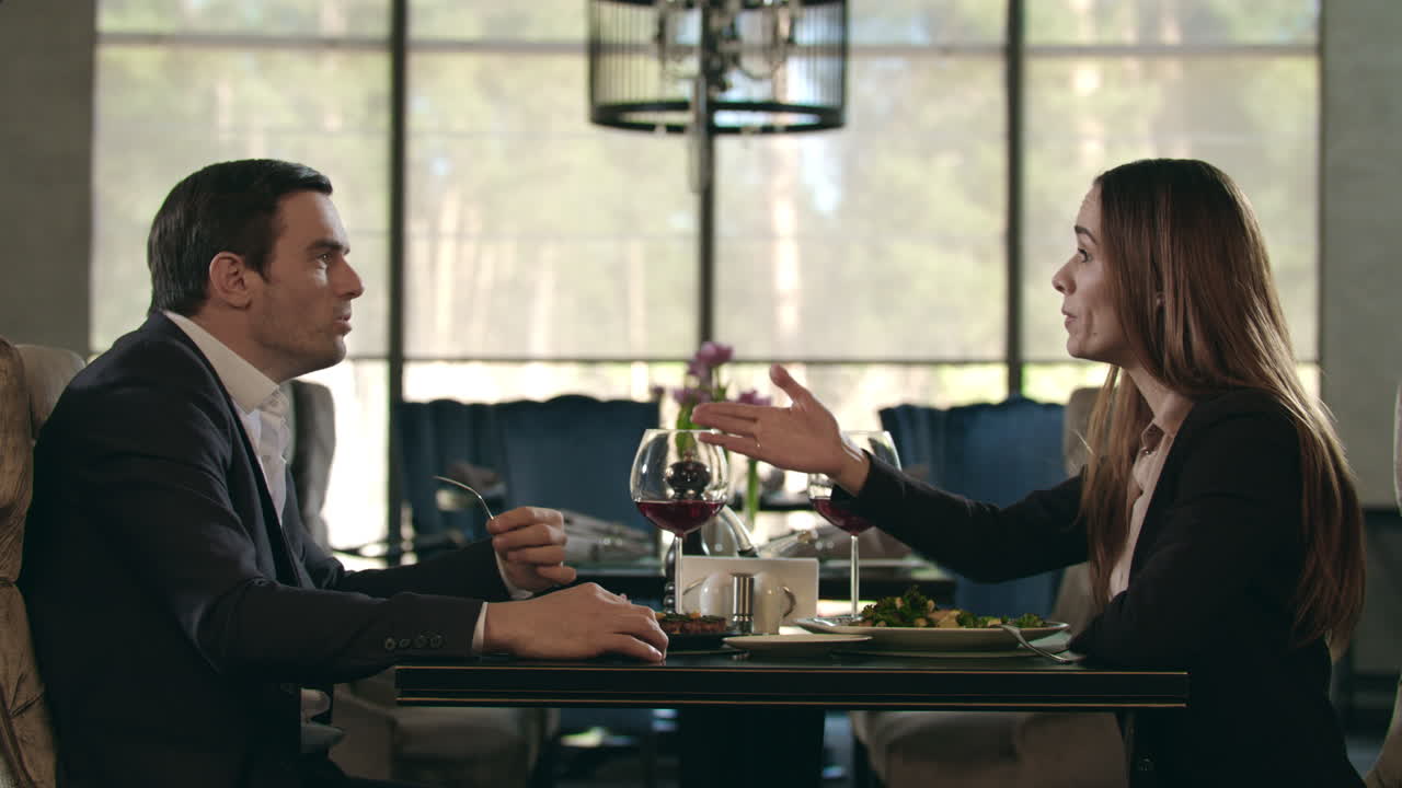 비즈니스 커플이 레스토랑에서 갈등을  ⁇ 고 로맨틱한 저녁 식사에서 싸우는 커플