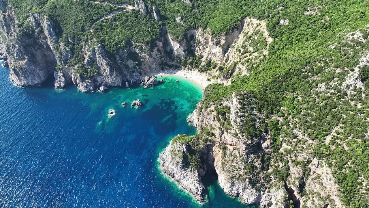 Giali strand på Korfu med turkist vand og barske klipper, solskinsdag, luftfoto