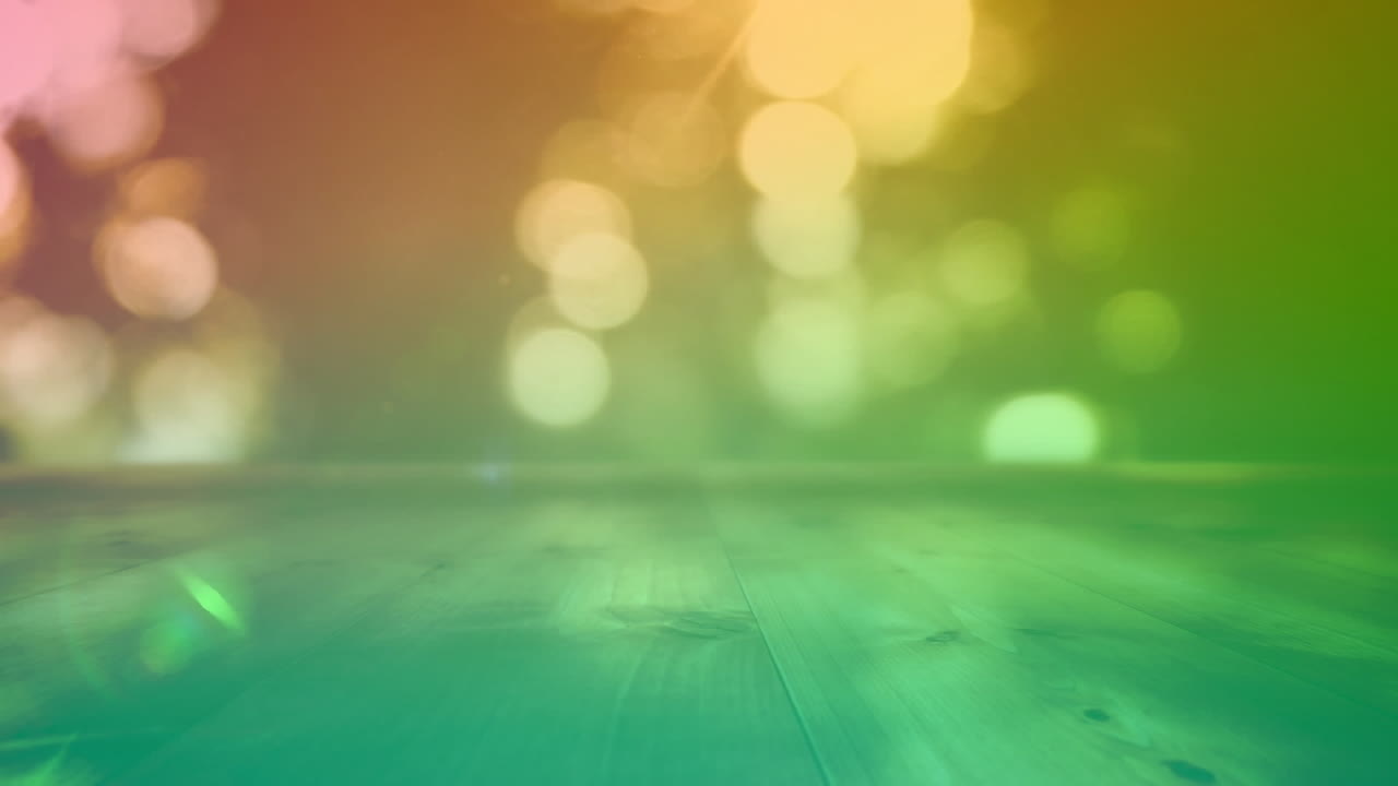Animace barevného světla přes dřevěné a bokeh pozadí.