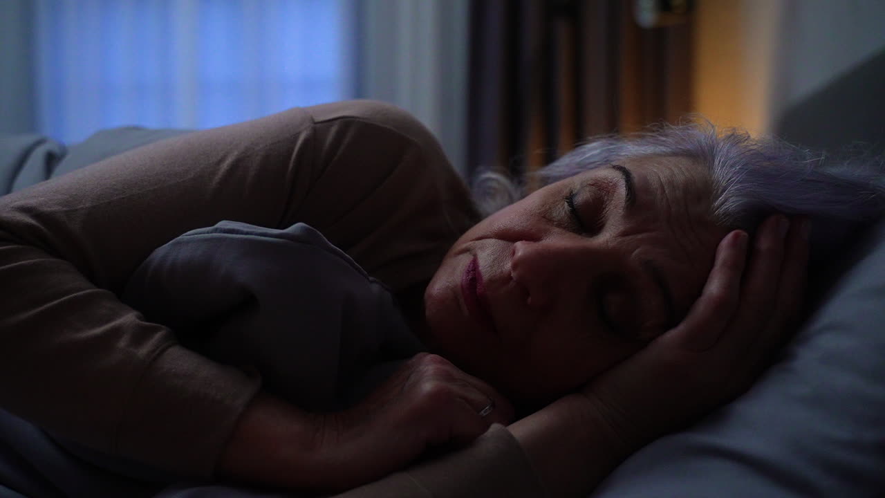 잠을 자려고 하는 여자