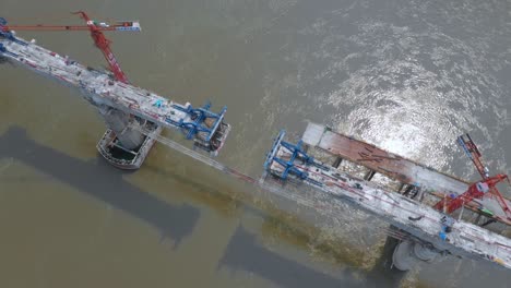 construcción de un puente sobre un río