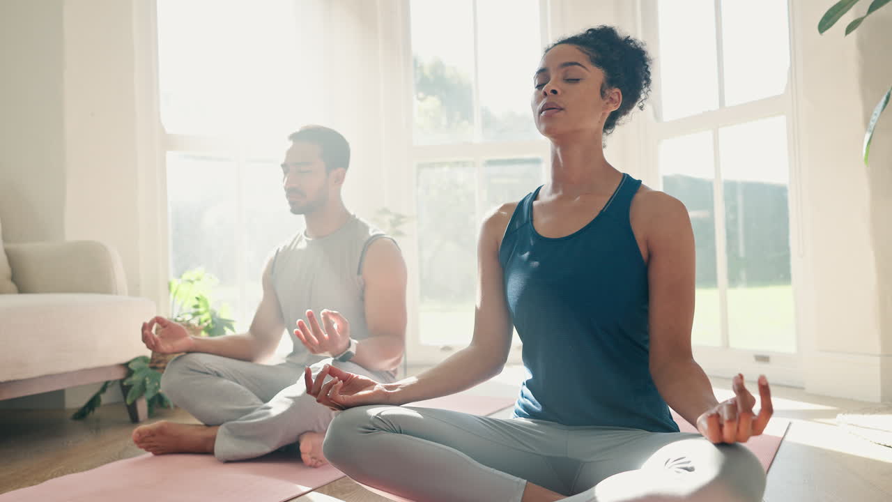 yoga, loto y pareja para la meditación en el hogar