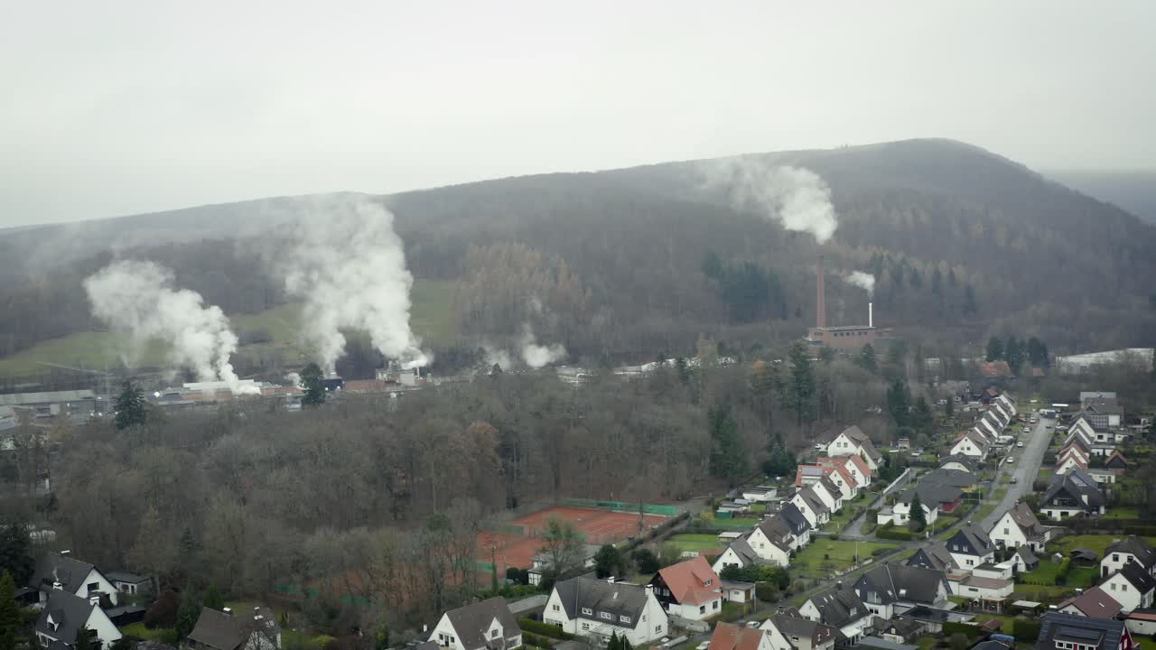 беспилотный аэрофотоснимок традиционной немецкой деревни герцберг-ам-гарц в знаменитом национальном парке в центральной германии в зимний пасмурный день.