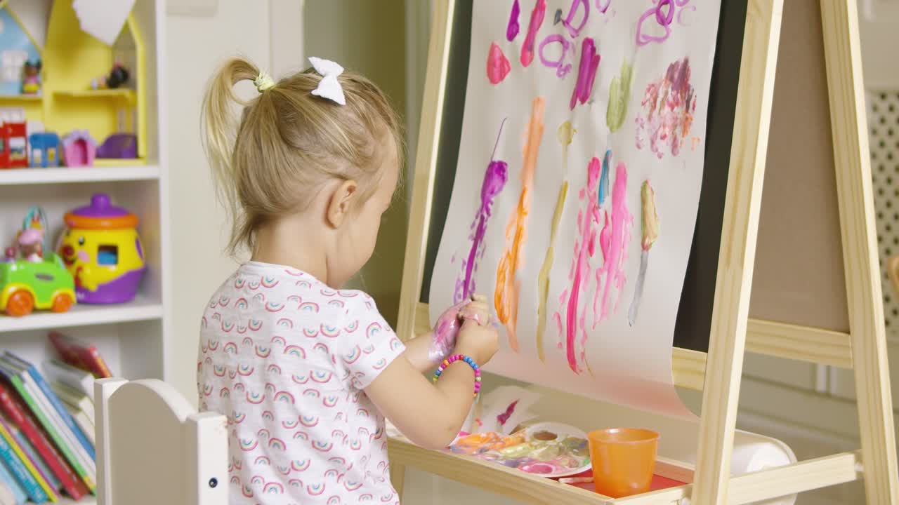 una niña artística pintando un diseño creativo