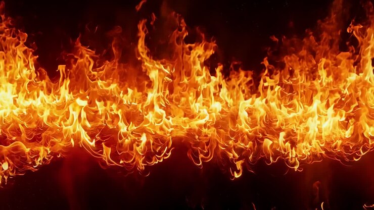 Eine Nahaufnahme einer Feuerflamme auf schwarzem Hintergrund