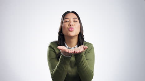 Gesicht,-Luftkuss-Und-Asiatische-Frau-Glücklich-Im-Studio