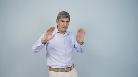 reacción de miedo del anciano mirando a la cámara. viejo cobarde.