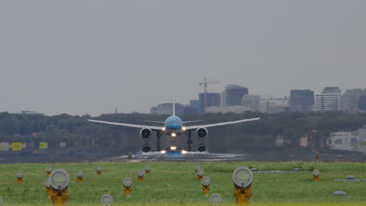 공항에서 비행기가 착륙하거나 이륙하는 것