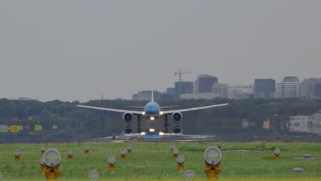 aterrizaje o despegue del avión en el aeropuerto