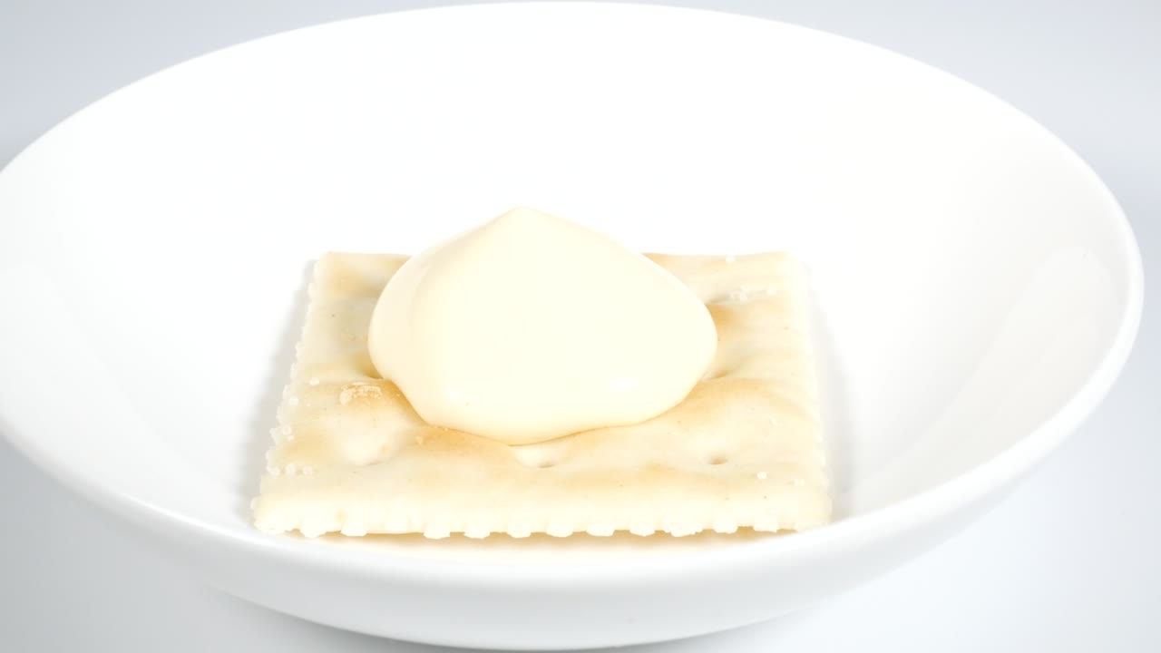 마요네즈와 함께 사각형 크래커