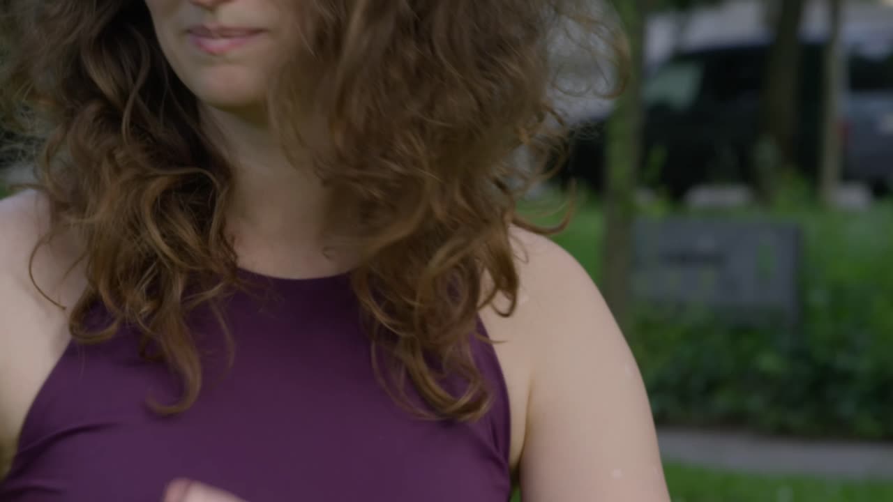 una hermosa joven bailando sola al aire libre.