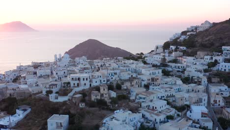 Pueblo-De-Plaka-Que-Domina-El-Golfo-Durante-El-Deslumbrante-Paisaje-De-La-Puesta-De-Sol,-Isla-De-Milos,-Grecia